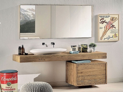 Bagno in legno vecchio